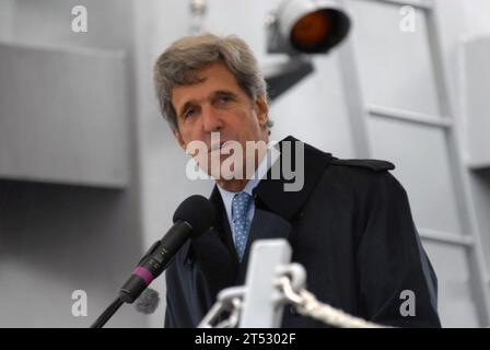 0711039909C-003 BOSTON (3. November 2007) Р John Kerry begrüßt die Seeleute der USS Sampson (DDG 102) und mehr als 3.000 Gäste zur Inbetriebnahme der shipХs im Hafen von Boston. Sampson ist das vierte Schiff, das nach William T. Sampson benannt wurde, einem Marineheld während des Spanisch-Amerikanischen Krieges. Die drei früheren Schiffe, alle Zerstörer benannt nach Sampson, wurden ebenfalls in Boston in Dienst gestellt. US Navy Stockfoto