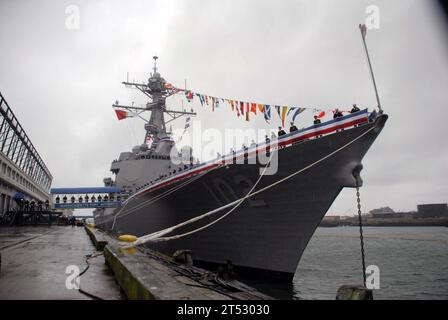 0711039909C-008 BOSTON (3. November 2007) - Seeleute besetzen die Schienen an Bord des Raketenzerstörers USS Sampson (DDG 102) während der shipХs-Inbetriebnahme. Sampson ist das vierte Schiff, das nach William T. Sampson benannt wurde, einem Marineheld während des Spanisch-Amerikanischen Krieges. Die drei früheren Schiffe, alle Zerstörer benannt nach Sampson, wurden ebenfalls in Boston in Dienst gestellt. US Navy Stockfoto