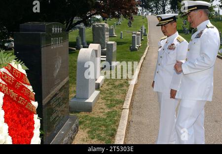 0705161134L-005 ANNAPOLIS, Md. (16. Mai 2007) Р der Leiter der japanischen Marine-Selbstverteidigungskräfte ADM Eiji Yoshikawa, links und hinten ADM. James D. Kelly, Befehlshaber der U.S. Naval Forces, Japan, zollt dem ehemaligen Chef der Marineoperationen ADM Arleigh Burke auf dem Friedhof der U.S. Naval Academy ihre Anerkennung. Yoshikawa besuchte die Marineakademie während eines vom Chief of Naval Operations gesponserten Besuchs in Washington, D.C. die Kranzniederlegung zollte Burke Tribut, der nach dem Zweiten Weltkrieg zur Gründung der japanischen Selbstverteidigungsstreitkräfte beitrug Burke schloss sein Studium an der U.S. Naval Academy ab Stockfoto