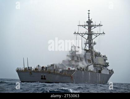 110215XO436-093 GOLF VON ADEN (15. Februar 2011) der Arleigh-Burke-Klasse-Raketenzerstörer USS Barry (DDG 52) führt eine Funktionsprüfung der Gegenmaßnahmen-Spülanlage durch. Das Abwaschsystem für Gegenmaßnahmen spült die Außenflächen der Schiffe bei chemischer, biologischer oder radiologischer Kontamination. Barry ist auf einem routinemäßigen Einsatz und führt im Zuständigkeitsbereich der 5. US-Flotte Operationen zur Gefahrenabwehr durch. Stockfoto