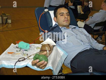 0704244649C-061 YOKOSUKA, Japan (24. April 2007) – Ein Seemann spendet Blut während einer Blutspende, die vom Armed Services Blood Program an Bord des Kommandanten der Flottenaktivitäten Yokosuka, Japan, durchgeführt wird. Das Armed Services Blood Program ist eine gemeinsame Operation, die eine Koordination zwischen den Blutprogrammen der Militärdienste und der Vereinigten Kommandos erfordert. Das Programm beruht auf der Zusammenarbeit vieler Komponenten, um Servicemitarbeitern jederzeit und überall hochwertige Blutprodukte zur Verfügung zu stellen. US Navy Stockfoto