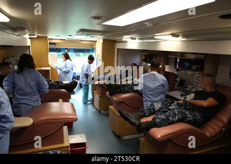 110818IA102-002 CAMP JOHNSON, N.C. (18. August 2011) Seeleute, die dem Field Medical Training Battalion East zugewiesen sind, nehmen im Rahmen des Armed Services Blood Program an einer Blutfahrt in Camp Johnson, N.C. Teil. (U.S. Marine Corps Stockfoto