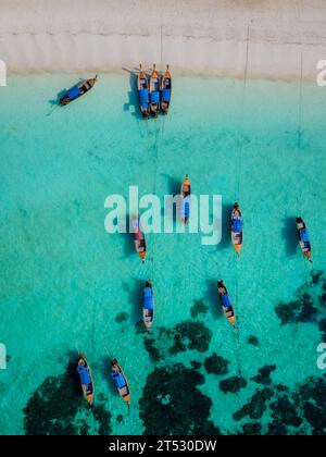 Koh Lipe Insel Südthailand mit türkisfarbenem Ozean und weißem Sandstrand in Ko Lipe. Langboot-Boote am Strand von oben aus der Vogelperspektive Stockfoto