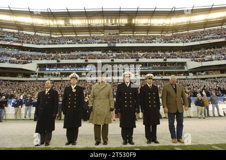 0612020696M-487 Philadelphia, Pa. (2. Dezember 2006) Р von links nach rechts, Marineminister Donald C. Winter, Chief of Naval Operations (CNO) ADM Mike Mullen, Kommandant des Marinekorps General James T. Conway, Superintendent der United States Naval Academy Vice ADM Rodney Rempt, Marine Academy Senior Midshipmen, und der pensionierte Navy SEAL und Ehrenmedaillengewinner Robert E. Thornton, bereiten Sie sich darauf vor, das Feld für den Münzwurf und die Eröffnungszeremonien während des 107. Spiels des Army vs. Navy Football-Spiels zu erobern. Die Navy gewann das Spiel 26-14 im Lincoln Financial Field in Philadelphia, Pennsylvania Stockfoto