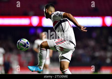 São Paulo (SP), 02. November 2023 - Fußball/São PAULO-CRUZEIRO - Michel Araújo aus São Paulo - Spiel zwischen São Paulo x Cruzeiro, gültig für die Runde der brasilianischen Meisterschaft 31a, die am dienstag Abend, 02. Im Morumbi Stadium, Südzone von São Paulo, ausgetragen wird. (Foto: Eduardo Carmim/Alamy Live News) Stockfoto