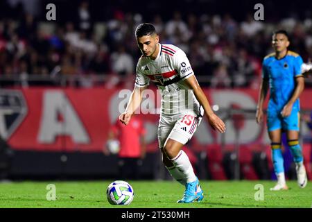 São Paulo (SP), 02. November 2023 - Fußball/São PAULO-CRUZEIRO - Michel Araújo aus São Paulo - Spiel zwischen São Paulo x Cruzeiro, gültig für die Runde der brasilianischen Meisterschaft 31a, die am dienstag Abend, 02. Im Morumbi Stadium, Südzone von São Paulo, ausgetragen wird. (Foto: Eduardo Carmim/Alamy Live News) Stockfoto