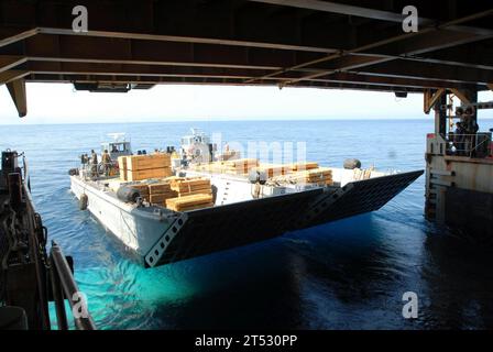 1002094971L-063 KARIBISCHES MEER, Haiti (9. Februar 2010) Landungsboote der Assault Craft Unit (ACU) 2, verlassen das amphibische Dock-Landungsschiff USS Fort McHenry (LSD 43) mit Hilfsgütern. Fort McHenry führt humanitäre und Katastrophenhilfe im Rahmen der Operation Unified Response durch, nachdem ein Erdbeben der Stärke 7,0 schwere Schäden in und um Port-au-Prince, Haiti 12. Januar verursacht hat. Stockfoto