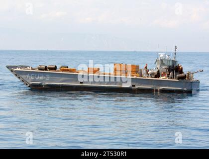 1002094971L-077 KARIBISCHES MEER, Haiti (9. Februar 2010) Landungsboote der Assault Craft Unit (ACU) 2, verlassen das amphibische Dock-Landungsschiff USS Fort McHenry (LSD 43) mit Hilfsgütern. Fort McHenry führt humanitäre und Katastrophenhilfe im Rahmen der Operation Unified Response durch, nachdem ein Erdbeben der Stärke 7,0 schwere Schäden in und um Port-au-Prince, Haiti 12. Januar verursacht hat. Stockfoto