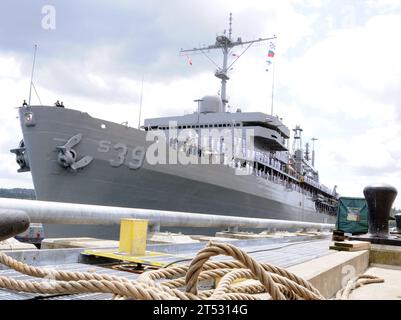 1006148119A-036 BEMERTON, Washington (14. Juni 2010) Seemannsschiffen, als der U-Boot-Tender USS Emory S. Land (AS 39) vom Pier auf der Marinebasis Kitsap-Bremerton, Washington, abfährt, um seinen neuen, vorwärtsgerichteten Homeport Diego Garcia im britischen Territorium im Indischen Ozean zu erreichen. Emory S. Land hat kürzlich eine Reihe von verfügbaren Werften fertiggestellt, die meisten davon in Puget Sound Naval Shipyard in Bremerton, Washington. ( U.S. Navy Stockfoto