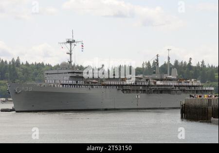 1006148119A-022 BEMERTON, Washington (14. Juni 2010) der U-Boot-Tender USS Emory S. Land (AS 39) fährt vom Pier auf der Marinebasis Kitsap-Bremerton, Washington, in Richtung Diego Garcia, British Indian Ocean Territory. Emory S. Land hat kürzlich eine Reihe von verfügbaren Werften fertiggestellt, die meisten davon in Puget Sound Naval Shipyard in Bremerton, Washington. ( U.S. Navy Stockfoto