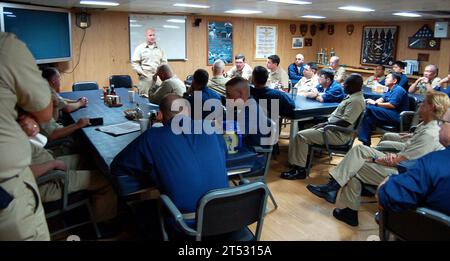 0612153228J-090 APRA Harbor, Guam (15. Dezember 2006) Р U-Boot-Tender USS Frank Cable (AS 40) Kommandomeister Mark Fiorey trifft sich mit Mitgliedern des Chief's Chaos des Schiffes, um über den Status von Seeleuten zu diskutieren, die während einer Kesselexplosion an Bord des 1. Dezember schwere Dampfverbrennungen erlitten haben. Fiorey ist kürzlich von einem 8-tägigen Besuch mit den Seeleuten und ihren Familien im Brooke Army Medical Center in San Antonio, Texas, zurückgekehrt. Von den sechs Seeleuten, die zur Pflege dorthin geschickt wurden, wurde einer zur Behandlung freigelassen und einer starb am 7. Dezember. Die vier verbleibenden Seeleute befinden sich in einem kritischen Zustand. Frank Ca Stockfoto