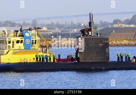 0812038878B-003 SAN DIEGO (3. Dezember 2008) das U-Boot der Los Angeles-Klasse USS Ashville (SSN 758) zieht nach einem sechsmonatigen Einsatz in seinen Heimathafen Naval Base Point Loma. Ashville unterstand dem Kommando der Commander Task Force (CTF) 74 und wurde in den Zuständigkeitsbereich der 7. US-Flotte eingesetzt. Stockfoto