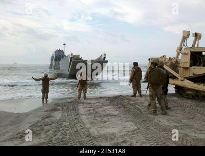 100819ZZ999-002 ONSLOW BAY, N.C. (19. August 2011) Seeleute, die der Beachmaster Unit (BMU) 2 und der Assault Craft Unit (ACU) 2 zugewiesen sind, laden Marines und ihre Ausrüstung auf ein Landungsschiff, das sie zum Amphibien-Dock-Landungsschiff der Harpers Ferry-Klasse USS Oak Hill (LSD 51) bringen. während eines Trainings vor der Küste von North Carolina. Oak Hill bereitet sich auf die Unterstützung der Southern Partnership Station vor, eine dreimonatige Mission, bei der Informationen mit Marinen, Küstenwachen und zivilen Diensten in der Karibik und Lateinamerika ausgetauscht werden. (U.S. Navy Stockfoto