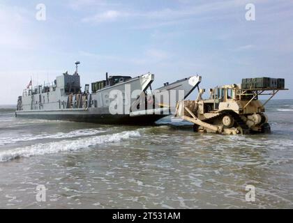 100819ZZ999-001 ONSLOW BAY, N.C. (19. August 2011) Seeleute, die der Beachmaster Unit (BMU) 2 und der Assault Craft Unit (ACU) 2 zugewiesen sind, laden Marines und ihre Ausrüstung auf ein Landungsschiff, das sie zum Amphibien-Dock-Landungsschiff der Harpers Ferry-Klasse USS Oak Hill (LSD 51) bringen. während eines Trainings vor der Küste von North Carolina. Oak Hill bereitet sich auf die Unterstützung der Southern Partnership Station vor, eine dreimonatige Mission, bei der Informationen mit Marinen, Küstenwachen und zivilen Diensten in der Karibik und Lateinamerika ausgetauscht werden. (U.S. Navy Stockfoto