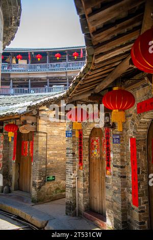 17.02.2021, FUJIAN, CHINA: Nahaufnahme der chinesischen roten Laternen an einem der Tulou Mud Gebäude in Fujian, China. Hintergrundbild Stockfoto