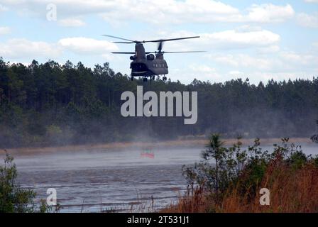 0705109610C-005 FLAGLER COUNTY, FLORIDA (10. Mai 2007) - eine Air National Guard-Einheit, die auf dem Hunter Army Airfield in Savannah, Ga, stationiert ist, stellt Luftunterstützung mit einem CH-47 Chinook bereit, der mit einem Eimer ausgestattet ist, der alle paar Minuten bis zu 2.000 Liter Wasser aufnimmt, um Brände in der Gegend zu begießen. US Navy Stockfoto