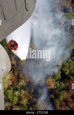 0705109610C-022 FLAGLER COUNTY, FLORIDA (10. Mai 2007) - eine Air National Guard-Einheit, die auf dem Hunter Army Airfield in Savannah, Ga, stationiert ist, stellt Luftunterstützung mit einem CH-47 Chinook bereit, der mit einem Eimer ausgestattet ist, der alle paar Minuten bis zu 2.000 Liter Wasser aufnimmt, um Brände in der Gegend zu begießen. US Navy Stockfoto