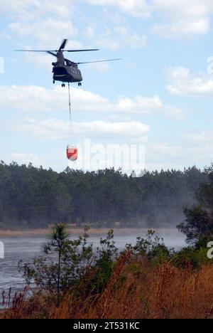 0705109610C-006 FLAGLER COUNTY, FLORIDA (10. Mai 2007) - eine Air National Guard-Einheit, die auf dem Hunter Army Airfield in Savannah, Ga, stationiert ist, stellt Luftunterstützung mit einem CH-47 Chinook bereit, der mit einem Eimer ausgestattet ist, der alle paar Minuten bis zu 2.000 Liter Wasser aufnimmt, um Brände in der Gegend zu begießen. US Navy Stockfoto
