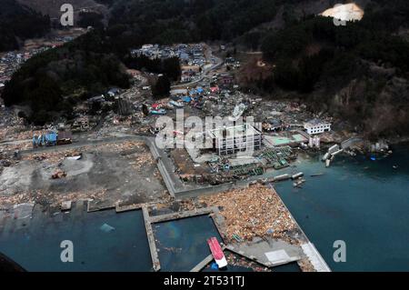 1103155503T-307 WAKUYA, Japan (15. März 2011) eine Luftaufnahme der Schäden an Wakuya, Japan nach einem Erdbeben der Stärke 9,0 und einem anschließenden Tsunami, verwüstete das Gebiet im Norden Japans. Schiffe und Flugzeuge der Ronald Reagan Carrier Strike Group führen Such- und Rettungseinsätze durch und versorgen die Operation Tomodachi im gesamten Norden Japans. Stockfoto