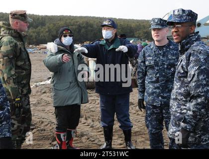 110314MU720-048 MISAWA, Japan (14. März 2011) Masayoshi Sawaguchi, Direktor des Ministeriums für Politik und Finanzen der Stadt Misawa, spricht mit Seeleuten, die der Marineflugfazilität Misawa zugewiesen sind, während einer Säuberungsaktion im Misawa-Fischereihafen. Mehr als 90 Seeleute der Naval Air Facility Misawa meldeten sich freiwillig, um Mitarbeitern und Mitgliedern der Gemeinde Misawa bei der Reinigung nach einem Erdbeben und Tsunami zu helfen. Stockfoto