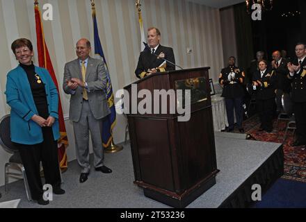 0711155549O-128 WASHINGTON (15. November 2007) Marineminister (SECNAV) der ehrenwerte Dr. Donald C. Winter und viele Ehrengäste, Familie und Freunde geben Dr. Delores M. Etter, Assistant Secretary of the Navy, während ihres Abschiedsempfangs Standing Ovations. Etter war für Forschung, Entwicklung und Beschaffung innerhalb des Marineministeriums zuständig. US Navy Stockfoto