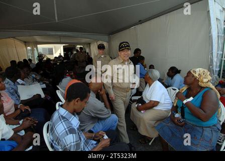 0709208704K-069 PORT-OF-SPAIN, Trinidad und Tobago (20. September 2007) - Kenneth Moritsugu, amtierender US-Chirurgengeneral, durchläuft Patienten, die an der Moulton Hall Methodist Elementary School behandelt werden. Das Personal des Krankenhausschiffs USNS Comfort (T-AH 20) stellt medizinische Versorgung in der Schule bereit. Comfort befindet sich auf einem viermonatigen humanitären Einsatz nach Lateinamerika und der Karibik, der Patienten in einem Dutzend Ländern medizinisch versorgt. US Navy Stockfoto