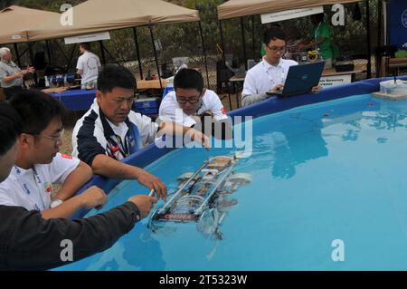 110713UN340-037 SAN DIEGO (13. Juli 2011) Studenten der ChinaХs Harbin Engineering University führen während des 14. Jährlichen Internationalen RoboSub-Wettbewerbs im Space and Naval Warfare Systems Center Pacific Kontrollen ihres autonomen Unterwasserfahrzeugs (AUV) durch. Der Wettbewerb, der vom U.S. Office of Naval Research und der Association for Unmanned Vehicle Systems International (AUVSI) gemeinsam gefördert wird, fordert Ingenieurteams an, AUVs für realistische Missionen in einer simulierten Meeresumgebung zu entwerfen. (U.S. Navy Stockfoto