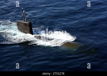 0711115887N-002 NORDARABISCHES MEER (11. November 2007) das nukleare Schnellangriffs-U-Boot der Los Angeles-Klasse USS Miami (SSN 755) taucht während einer Anti-U-Boot-Kriegsführung (ASW) mit der Enterprise Carrier Strike Group auf. Die dreitägige Übung mit mehreren Einheiten zielt darauf ab, die ASW-Fähigkeiten der Streikgruppe zu verbessern. Miami ist im Einsatz als Teil der Kearsarge Expeditionary Strike Group. US Navy Stockfoto