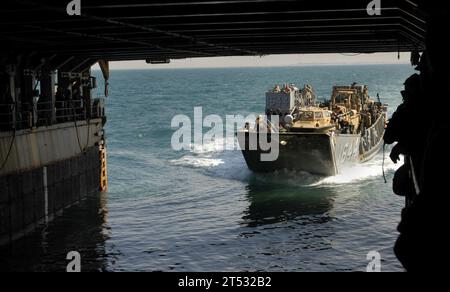 111207KA046-035 ARABISCHER GOLF (7. Dezember 2011) Ein Landungsschiff der Assault Craft Unit (ACU) 2 betritt das Brunnendeck des amphibischen Dock-Landungsschiffes USS Whidbey Island (LSD 41). Whidbey Island wird als Teil der Bataan Amphibious Ready Group eingesetzt und unterstützt maritime Sicherheitsoperationen und Kooperationsmaßnahmen im Bereich der Theatersicherheit im Zuständigkeitsbereich der 5. US-Flotte. Stockfoto