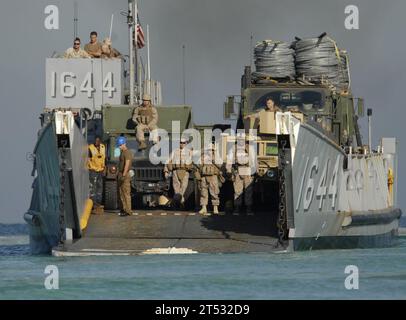 111114KA046-056 ARABISCHER GOLF (14. November 2011) Seemänner und Marines verlassen ein Landungsschiff (LCU), das dem Amphibienschiff USS Whidbey Island (LSD 41) zugewiesen ist. Whidbey Island wird als Teil der Bataan Amphibious Ready Group eingesetzt und unterstützt maritime Sicherheitsoperationen und Kooperationsmaßnahmen im Bereich der Theatersicherheit im Zuständigkeitsbereich der 5. US-Flotte. Stockfoto