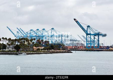 San Pedro, Kalifornien, USA. Mai 2015. Kräne am Frachtcontainer-Terminal im Hafen von Los Angeles. (Kreditbild: © Ian L. Sitren/ZUMA Press Wire) NUR REDAKTIONELLE VERWENDUNG! Nicht für kommerzielle ZWECKE! Stockfoto
