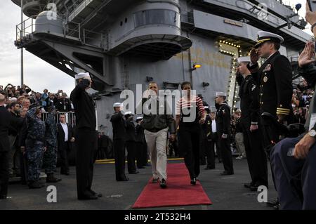 111111OK922-881 SAN DIEGO (11. November 2011) Sideboys zeichnen Präsident Barak Obama und First Lady Michelle Obama vor dem Start des Quicken Loans Carrier Classic Basketballspiels auf dem Flugdeck des Flugzeugträgers USS Carl Vinson (CVN 70) Ehren aus. Carl Vinson veranstaltet die Michigan State University und die University of North Carolina für ein NCAA-Basketballspiel. Stockfoto