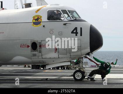 1003073885H-053 ATLANTISCHER OZEAN (7. März 2010) ein Flugzeugabteilung Sailor bereitet einen C-2A Greyhound vor, der der Fleet Logistics Support Squadron (VRC) 40 zugewiesen ist, um während des Flugbetriebs auf dem Flugzeugträger USS George H.W. Bush (CVN 77) gestartet zu werden. George H.W. Bush ist im Atlantik unterwegs und unterstützt Flottenschulungen. Stockfoto