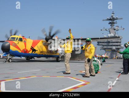 1006116509M-926 ATLANTIC OCEAN (11. Juni 2010) Schützen bereiten einen C-2A Greyhound vor, der der Fleet Logistics Support Squadron (VRC) 40 zugewiesen ist, um an Bord des Flugzeugträgers USS George H.W. Bush (CVN 77) zu starten. George H.W. Bush ist im Atlantik unterwegs. Stockfoto