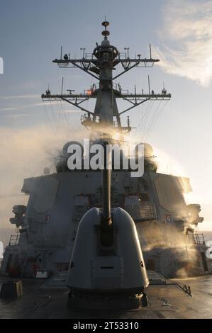 111207XQ375-039 ATLANTISCHER OZEAN (7. Dezember 2011) der Lenkraketenzerstörer USS Mitscher (DDG 57) führt einen Test seines Gegenmassnahmen-Spülsystems durch. Mitscher führt einen siebenmonatigen Einsatz in den Zuständigkeitsbereichen der 5. Und 6. US-Flotte durch. Stockfoto