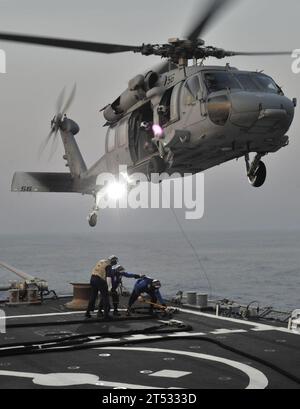 110729WP221-002 ATLANTISCHER OZEAN (29. Juli 2011) ein SH-60 Sea Hawk Helikopter, der der Dragon Whales of Helicopter Sea Combat Squadron (HSC) 28 zugeordnet ist, übt Landungssequenzen während der Qualifikation der Deck-Landung an Bord des Lenkraketen-Zerstörers USS Ross (DDG 71) aus. Stockfoto