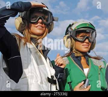 0702038923M-066 Atlantischer Ozean (3. Februar 2007) - die Cheerleader Meghan White und die Brittany Medeiros der New England Patriots kämpfen gegen die Sonne, während sie auf einen Flugzeugträger der Nimitz-Klasse USS Harry S. Truman (CVN 75) warten. Die Cheerleader sind zusammen mit fünf Spielern der Green Bay Packers die herausragenden Gäste für Trumans Super Bowl XLI Extravaganza. Truman führt derzeit Operationen im Atlantischen Ozean durch. US Navy Stockfoto