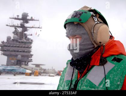 atlantik, Militärsealift Command Trockenfracht-/Munitionsschiff USNS Lewis and Clark (T-AKE 1), Flugzeugträger der Nimitz-Klasse USS Harry S. Truman (CVN 75), Auffüllung im Gange (UNREP) Stockfoto