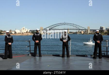 0909291083F-016 SYDNEY, Australien (29. September 2009) Seeleute besetzen die Schienen, als das amphibische Kommandoschiff USS Blue Ridge (LCC 19) pierside in Sydney ankommt. Während des geplanten Hafenbesuchs der 7. Flotte nehmen Seeleute an gemeinnützigen Projekten Teil und erkunden die Sehenswürdigkeiten der Stadt. Stockfoto