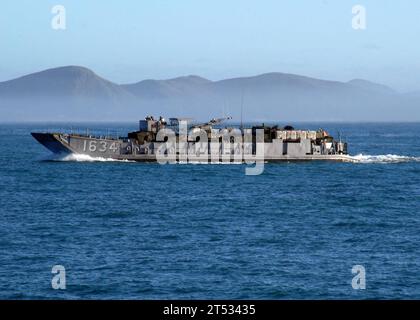 0907136692A-057 TOWNSEND, Australien (13. Juli 2009) Landing Craft Utility (LCU) 1634 transportiert Seeleute, die der Beach Master Unit (MBU) 1 und Marines zugewiesen sind, von der 31st Marine Expeditionary Unit (31st MEU) zum Freshwater Beach in Townsend, Australien während Talisman Saber 2009. Die LCU-1634 wurde vom amphibischen Dock-Landungsschiff USS Tortuga (LSD 46) gestartet. Talisman Saber ist eine zweijährliche kombinierte Trainingsaktivität, die dazu dient, australische und US-amerikanische Streitkräfte in der Planung und Durchführung kombinierter Task Force-Operationen auszubilden. Stockfoto