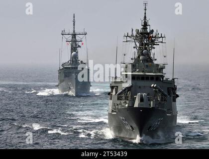 0907174236E-473 ATLANTISCHER OZEAN (17. Juli 2009) die Lenkraketenfregatte der Adelaide-Klasse der Royal Australian Navy HMAS Sydney (FFG 03) und die Fregatte der Anzac-Klasse HMAS Ballarat (FFG 155) führen Formationsmanövrieren mit dem Lenkraketenzerstörer USS Mahan (DDG 72) durch. Mahan führt Übungen mit der Royal Australian Navy während der Operation Northern Trident 2009 durch. Stockfoto