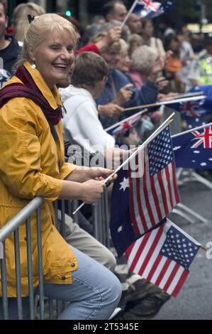 0704255253W-002 SYDNEY, Australien (25. April 2007) - eine australische Frau weht amerikanische und australische Flaggen, als die Seeleute der USS Lassen (DDG 82) während der Australien-Neuseeland Army Corps (ANZAC) Day Parade vorbeiziehen. Mehr als 60 Seeleute der Arleigh-Burke-Klasse-Raketenzerstörer marschierten bei der ANZAC Day-Parade während des Besuchs des Schiffes in Sydney. US Navy Stockfoto