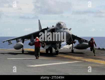 1009205538K-224 PHILIPPINISCHE SEE (20. September 2010) Marineflugzeuge verlassen sich von einem AV-8B Harrier Jet Flugzeug, nachdem sie eine GBU-12 Paveway II lasergeführte Bombe auf dem Flugdeck des vorwärts ausgerichteten amphibischen Angriffsschiffs USS Essex (LHD 2) bewaffnet haben. Essex ist Teil der vorwärtsgerichteten Essex Amphibious Ready Group und beteiligt sich an Valiant Shield 2010, einer gemeinsamen Dienstübung zur Verbesserung der Interoperabilität zwischen US-Streitkräften. Stockfoto