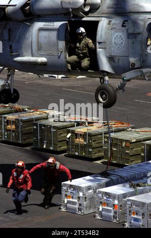 0704067130B-171 SÜDCHINESISCHES MEER (6. April 2007) - zwei Gefangene der Luftfahrt sprinten über das Deck, um dem Absturz zu entkommen, der von einer HH-60H Seahawk erzeugt wurde, die den „Black Knights“ der Helicopter Anti-U-Boot Squadron (HS) 4 zugewiesen wurde, während sie eine Ladung Munition vom Flugdeck des Schiffes heben. Die Munition wird während der Entladung zwischen den beiden Schiffen auf das Munitionsschiff USNS Flint (T-AE 32) übertragen. Die Ronald Reagan Carrier Strike Group (CSG) befindet sich im Pazifischen Ozean auf einem Aufmarsch zur Unterstützung der US-Militäroperationen im Western Pacifi Stockfoto