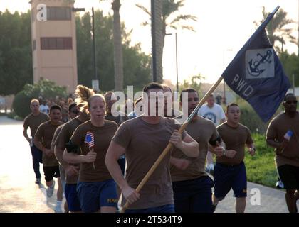 0709113005P-004 MARINEUNTERSTÜTZUNGSAKTIVITÄT, Bahrain (11. September 2007) - der Konstrukteur der Ingenieurhilfe Jedediah Hawk führt den Führer, während er Seabees, die dem NSA Bahrain Public Works Department zugewiesen sind, in einem Gruppenlauf während des 3K Remembrance Run 9/11 führt. Mehr als 400 Soldaten, Mitarbeiter des Verteidigungsministeriums und andere Personen nahmen an der morgendlichen Veranstaltung Teil, um an die Tausenden von Menschen zu erinnern, die vor sechs Jahren während des Terroranschlags vom 11. September getötet wurden. US Navy Stockfoto