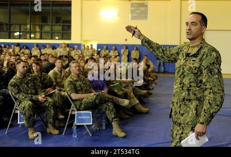 111123IA861-313 MARINEUNTERSTÜTZUNGSAKTIVITÄT, Bahrain (23. November 2011) Scott Benning, Chef der Total Force Fleet Master Chief, spricht bei der Marineunterstützungsaktivität, Bahrain, während eines Besuchs mit dem stellvertretenden Marineoperationsleiter ADM Mark Ferguson an. Danach beantworteten sie Fragen zur Zukunft der Marine. Ferguson und Benning besuchen Stützpunkte im gesamten Zuständigkeitsbereich der 5. US-Flotte. Stockfoto