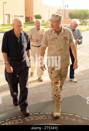 1010095429S-007 MANAMA, Bahrain (9. Oktober 2010) der Vize-ADM Mark Fox, Befehlshaber des Zentralkommandos der U.S. Naval Forces, eskortiert die ehemaligen Astronauten Jim Lovell, links, Neil Armstrong, Zentrum, und Gene Cernan in das Hauptquartier des Zentralkommandos der U.S. Naval Forces bei Naval Support Activity, Bahrain während des Auftaktbesuchs von Legends of Aerospace II Die einwöchige Tour bot Tausenden von US-Soldaten bei Naval Support Activity, Bahrain, Balad Air Base, Irak und an Bord des Flugzeugträgers USS Harry S. Truman (CVN 75) die Möglichkeit, die Astronauten zu treffen. Stockfoto