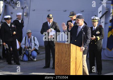 0911198907D-043 NORFOLK, Virginia (19. November 2009) Kapitän Richard Phillips, ehemaliger Befehlshaber der M/V Maersk Alabama, dankt öffentlich dem Befehlshaber und den Seeleuten, die dem Raketenzerstörer USS Bainbridge (DDG 96) zugeteilt wurden, für seine dramatische Rettung auf See. Am Ostersonntag, dem 12. April, eröffneten Navy Seals, die auf dem Fantail der Bainbridge positioniert waren, das Feuer und töteten drei der Piraten, die Phillips als Geisel hielten. Stockfoto