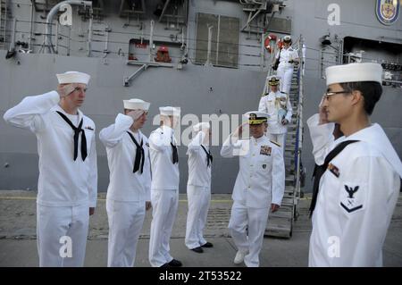 110607AQ172-418 CONSTANTA, Rumänien (7. Juni 2011) der stellvertretende ADM Harry B. Harris Jr., Kommandant der 6. US-Flotte, verlässt den Lenkraketenkreuzer der Ticonderoga-Klasse USS Monterey (CG 61) nach einer Pressekonferenz und einem Empfang. Monterey befindet sich auf einem sechsmonatigen Einsatz im Zuständigkeitsbereich der 6. US-Flotte und ist Teil des europäischen Phased Adaptive Approach zur Raketenabwehr. Stockfoto