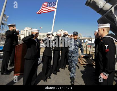 110411AQ172-006 NEAPEL, Italien (11. April 2011) Harry B. Harris Jr., Kommandeur der 6. US-Flotte, wird von Side Boys begrüßt, als er an Bord des Lenkraketenkreuzers USS Monterey (CG 61) der Ticonderoga-Klasse ankommt. Monterey stellt die erste ballistische Raketenabwehr unter dem europäischen Phased Adaptive Approach bereit. Stockfoto
